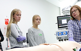Symulacja porodu, operacji i akcji ratunkowej – Centrum Symulacji Medycznych otworzyło drzwi dla olsztyńskich licealistów
